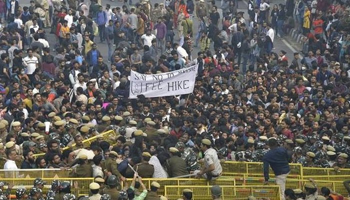ജെഎന്‍യു ക്യാമ്പസ് അടച്ചിട്ട് വിദ്യാര്‍ത്ഥികളുടെ പ്രതിഷേധം