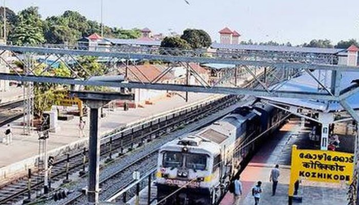 ഡല്‍ഹിയിലെ പോലീസ് അതിക്രമത്തില്‍ പ്രതിഷേധിച്ച് കേരളത്തില്‍ തീവണ്ടികള്‍ തടഞ്ഞു