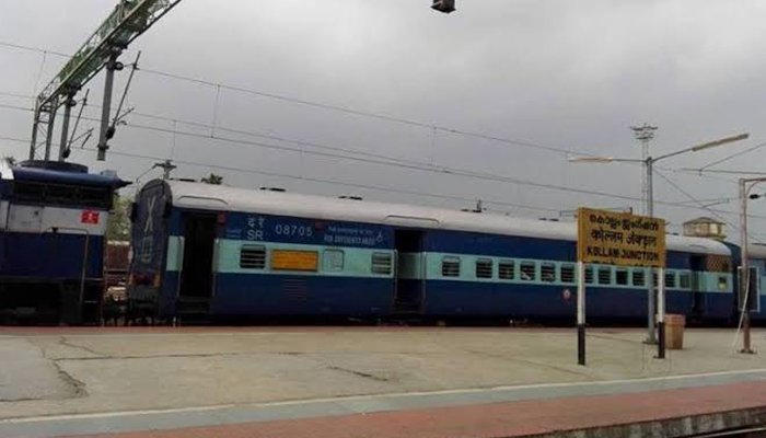 ഡിവൈഎഫ്ഐ പ്രവര്‍ത്തകര്‍ കൊല്ലത്ത് ട്രെയിന്‍ തടഞ്ഞു