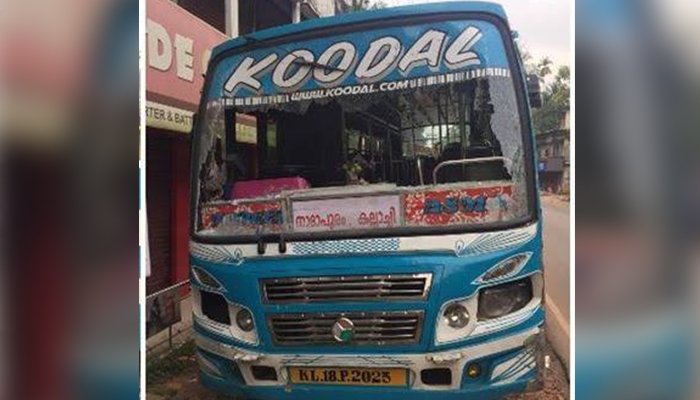 ഹര്‍ത്താലില്‍ സര്‍വ്വീസ് നടത്തിയതിന് സ്വകാര്യ ബസ് തകര്‍ത്ത് അജ്ഞാതര്‍