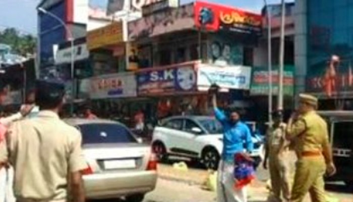 കൊല്ലത്ത് ഗവര്‍ണര്‍ക്ക് നേരെ കരിങ്കൊടി പ്രതിഷേധം