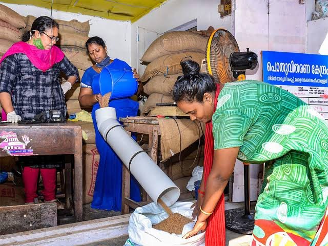 സംസ്ഥാനത്ത്‌ സൗജന്യ റേഷൻ ബുധനാഴ്ച്ച മുതൽ ആരംഭിക്കുമെന്ന് ഭക്ഷ്യമന്ത്രി