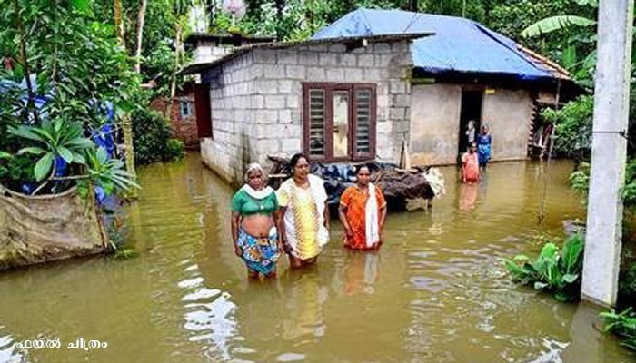 കുട്ടനാട്ടിൽ മഴ ദുരിതം, നിരവധി  മടകൾ വീണു. അറുനൂറിലധികം ഏക്കറിൽ കൃഷി നശിച്ചു. ജലനിരപ്പ് ഒന്നര അടിയോളം ഉയർന്നു.