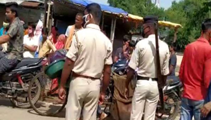 സ്വത്തു തർക്കത്തില്‍ പട്ടാപകല്‍ റോഡിനു നടുവില്‍  ഭർത്താവ് ഭാര്യയെ കോടാലി കൊണ്ട് വെട്ടിക്കൊന്നു.