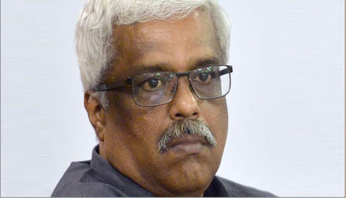 മുഖ്യമന്ത്രിയുടെ മുൻ പ്രിൻസിപ്പൽ സെക്രട്ടറി എം ശിവശങ്കരനെ കസ്റ്റംസ് കസ്റ്റഡിയിലെടുത്തു. ദേഹാസ്വാസ്ഥ്യത്തെ തുടർന്ന്  സ്വകാര്യ ആശുപത്രിയിൽ പ്രവേശിപ്പിച്ചു