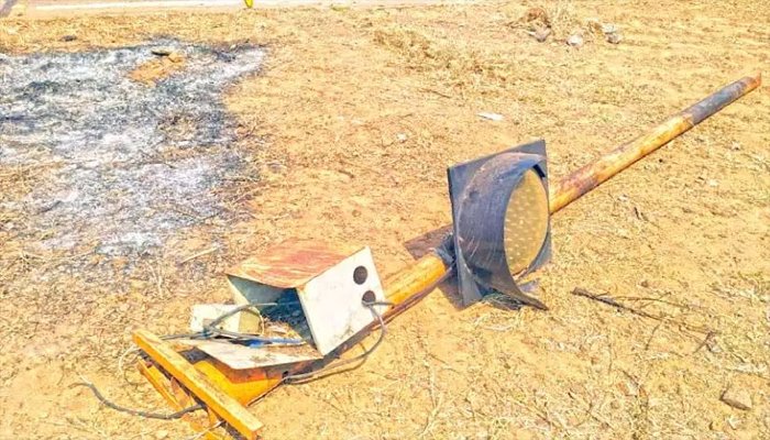 അപകടങ്ങളില്‍ പെട്ട് ഒടിഞ്ഞുവീഴുന്ന സ്ട്രീറ്റ്  ലൈറ്റുകളിലെ ബാറ്ററികള്‍ മോഷണം പോകുന്നത് പതിവാകുന്നു