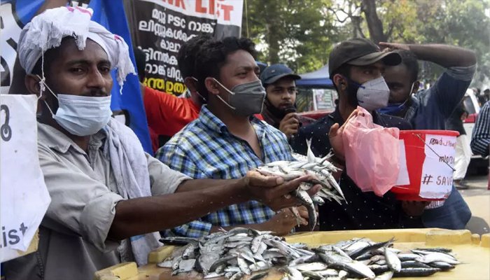 വേറിട്ട സമരമുറയ്ക്ക്  സാക്ഷിയായി സെക്രട്ടറിയേറ്റ് പരിസരം