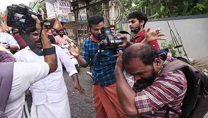 റോഡ് ഷോയിക്കിടെ  മാധ്യമ  പ്രവര്‍ത്തകനെ  കയ്യേറ്റം ചെയ്തു