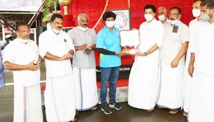ഇടുക്കി ഒളിമ്പ്യന്‍ സജന്‍ പ്രകാശിന്റെ മാതാവിനെ മന്ത്രി റോഷി അഗസ്റ്റിന്‍ ആദരിച്ചു