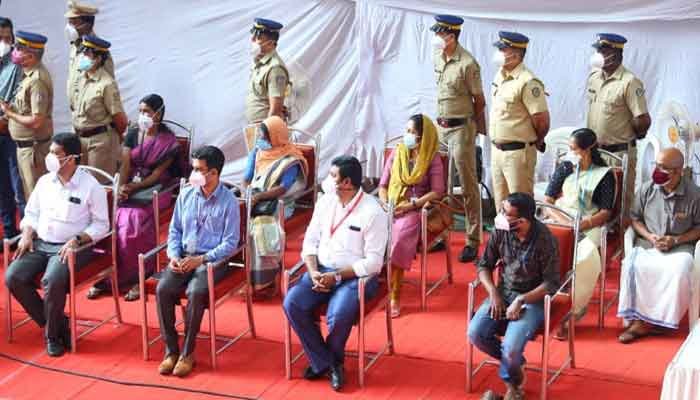 എറണാകുളം: കോവിഡ് പ്രോട്ടോക്കോൾ പാലിച്ച് സ്വാതന്ത്ര്യദിനാഘോഷം; പ്രത്യേക ക്ഷണിതാക്കളായി ആരോഗ്യ പ്രവർത്തകർ