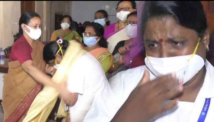 ആലപ്പുഴ: ഒരു ദിവസം 893 പേർക്ക് വാക്സിൻ നൽകി; പുഷ്പലതയെ ആദരിക്കാൻ മന്ത്രിയെത്തി – കൃഷി മന്ത്രി പി. പ്രസാദ് അഭിനന്ദനമറിയിച്ചു