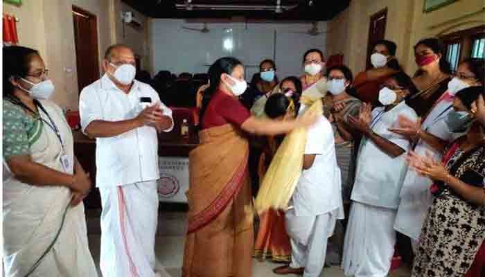 ഏഴര മണിക്കൂറില്‍ 893 പേര്‍ക്ക്‌ കോവിഡ്‌ വാക്‌സിന്‍ : ഹെൽത്ത് നഴ്‌സ്‌ കെ പുഷ്‌പലതയെ മന്ത്രി ആദരിച്ചു