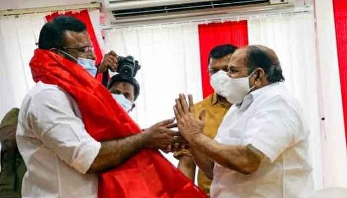 കോൺഗ്രസ് വിട്ട കെ.പി അനിൽകുമാർ എ.കെ.ജി സെന്ററിലെത്തി; ഷാളണിയിച്ച് കോടിയേരി