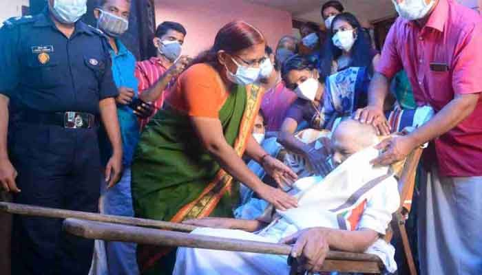 പാലക്കാട്: ‘ആസാദി കാ അമൃത് മഹോത്സവ്’: സ്വാതന്ത്ര്യ സമര സേനാനിയെ ആദരിച്ചു