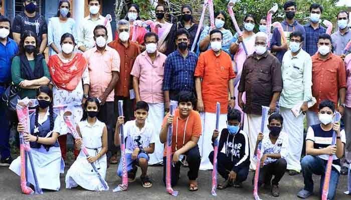 കാസർകോട്: ഹോക്കിയിൽ മുന്നേറാൻ കാസർകോട്: സ്‌കൂൾ കുട്ടികൾക്ക് ഹോക്കി സ്റ്റിക്ക് വിതരണം ചെയ്തു