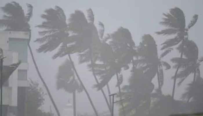 ആലപ്പുഴ: ഒക്ടോബർ 20 മുതൽ 22 വരെ കേരളത്തിൽ ശക്തമായ കാറ്റിന് സാധ്യതയുണ്ടെന്ന് കേന്ദ്ര കാലാവസ്ഥ വകുപ്പ് അറിയിച്ചു