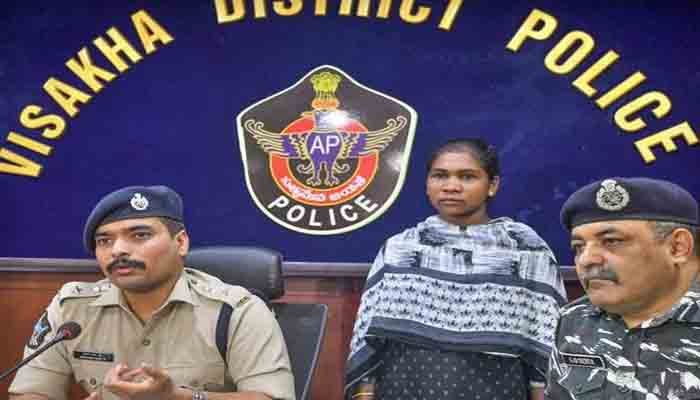 വനിതാ മാവോയിസ്റ്റ് കോറ കുമാരി പോലീസില്‍ കീഴടങ്ങി