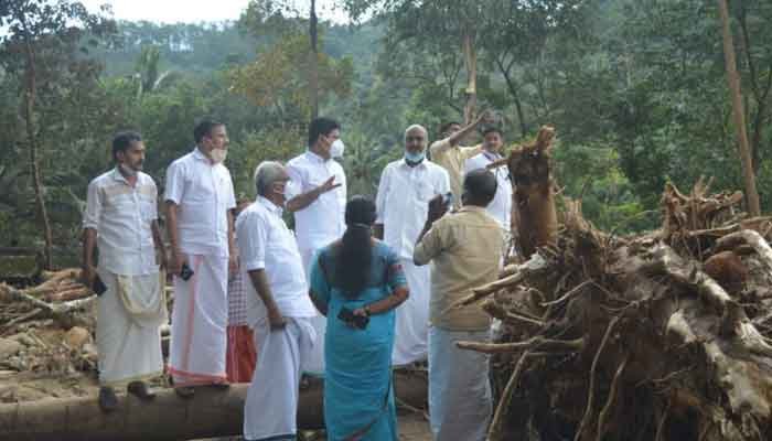 ഇടുക്കി: കൂട്ടിക്കല്‍, കൊക്കയാര്‍, പെരുവന്താനം പ്രളയ ബാധിത മേഖലകള്‍ മന്ത്രി റോഷി അഗസ്റ്റിന്‍ സന്ദര്‍ശിച്ചു