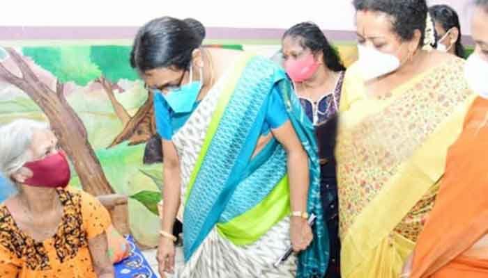 കോട്ടയം: സൗകര്യങ്ങൾ വിലയിരുത്താൻ കളക്ടർ ദുരിതാശ്വാസ ക്യാമ്പുകളിൽ