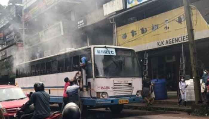 കോഴിക്കോട് ഓടിക്കൊണ്ടിരുന്ന കെഎസ്ആർടിസി ബസിന് തീ പിടിച്ചു