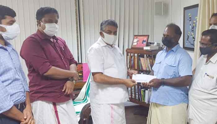 മത്സ്യത്തൊഴിലാളികൾക്ക് ഇൻഷുറൻസ് തുക കൈമാറി