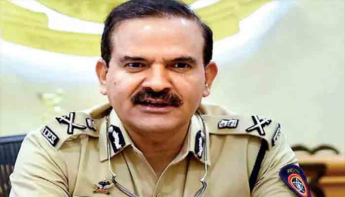 പരംബീര്‍ സിങ്ങ് പിടികിട്ടാപ്പുള്ളി: ഫ്‌ളാറ്റില്‍ നോട്ടീസ് ഒട്ടിച്ച് പോലീസ്