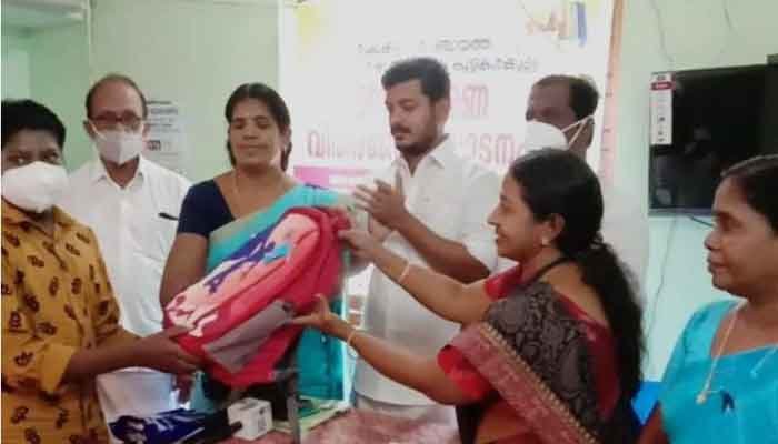 തൃശ്ശൂർ: വിദ്യാർത്ഥികൾക്കുള്ള പഠനോപകരണങ്ങൾ വിതരണം ചെയ്തു