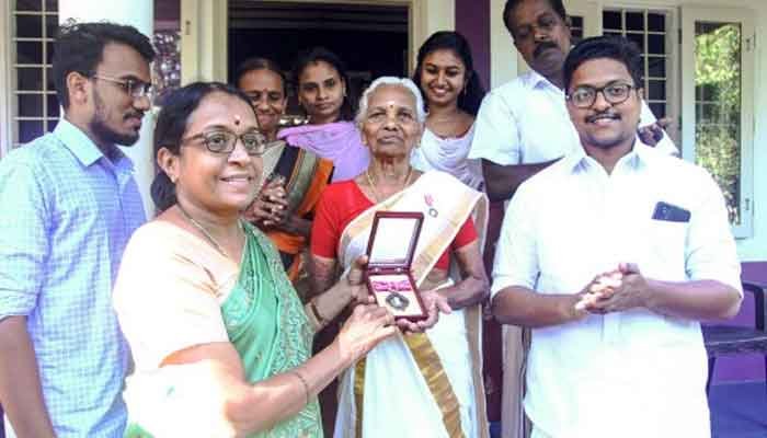 കോട്ടയം: എം.എസ് പങ്കജാക്ഷിയ്ക്ക് വീട്ടിലെത്തി പത്മശ്രീ സമ്മാനിച്ചു