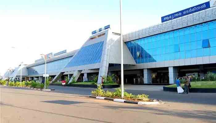 കരിപ്പൂർ വിമാനത്താവളത്തിൽ വീണ്ടും സ്വർണക്കടത്ത് : നാലുകിലോ സ്വർണം പിടികൂടി