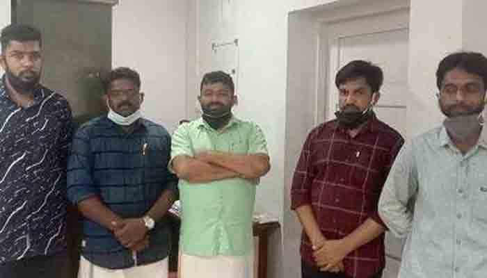 മാരകായുധങ്ങളുമായി അഞ്ച്‌ എസ്‌ഡിപിഐ പ്രവര്‍ത്തകര്‍ പോലീസ്‌ കസ്‌റ്റഡിയില്‍