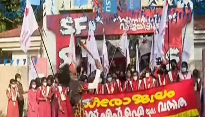 കണ്ണൂര്‍ സര്‍വകലാശാലയില്‍ കോവിഡ് മാനദണ്ഡങ്ങള്‍ ലംഘിച്ച് എസ് എഫ് ഐയുടെ വിജയാഘോഷം