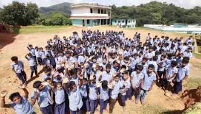 മലപ്പുറം: ആദിവാസി വിദ്യാര്‍ത്ഥികള്‍ക്ക് പെരിന്തല്‍മണ്ണ ബ്ലോക്ക് പഞ്ചായത്ത് പഠനോപകരണങ്ങള്‍ നല്‍കുന്നു