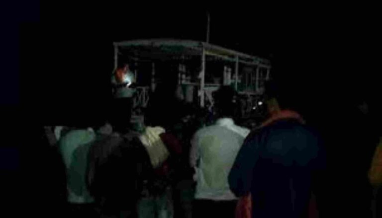 ചരക്ക് കപ്പലിന്റെ ട്രക്കുകള്‍ തെന്നിമാറി ഗംഗ നദിയില്‍ പതിച്ചു: ക്യാപ്റ്റനെയും ജീവനക്കാരെയും കാണാതായി