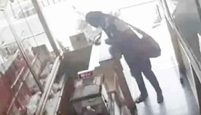 മുടി സ്ട്രെയ്റ്റ് ചെയ്യാന്‍ പണം വേണം; ജ്വല്ലറിയില്‍ പട്ടാപ്പകല്‍ മോഷണം നടത്തിയത് സ്‌കൂള്‍ വിദ്യാര്‍ത്ഥിനി;<br>കവര്‍ന്ന പണം തിരികെ നല്‍കാമെന്ന് മാതാപിതാക്കള്‍ അറിയിച്ചതോടെ ജ്വല്ലറി ഉടമ പരാതി നല്‍കിയില്ല.