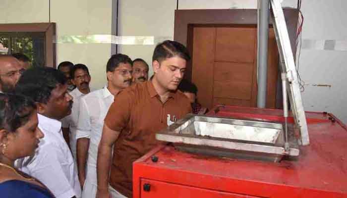 എറണാകുളം: ഇലക്ട്രിക്കൽ ഓർഗാനിക് വേസ്റ്റ് കൺവേർട്ടർ പരിചയപ്പെടുത്തി ജില്ലാ പഞ്ചായത്ത്