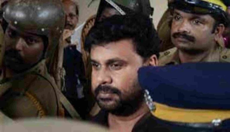 നടിയെ ആക്രമിച്ച കേസ് : കോടതി രേഖകൾ ചോർന്നതിൽ തെളിവ് ഹാജരാക്കണമെന്ന് കോടതി
