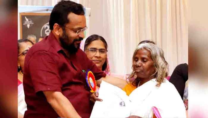 വയനാട്: 525 പട്ടയങ്ങൾ വിതരണം ചെയ്തു;* *ഇത്ര കാലം എന്താ ഉള്ളേ..* *ഇപ്പോ അല്ലേ ആയേ*