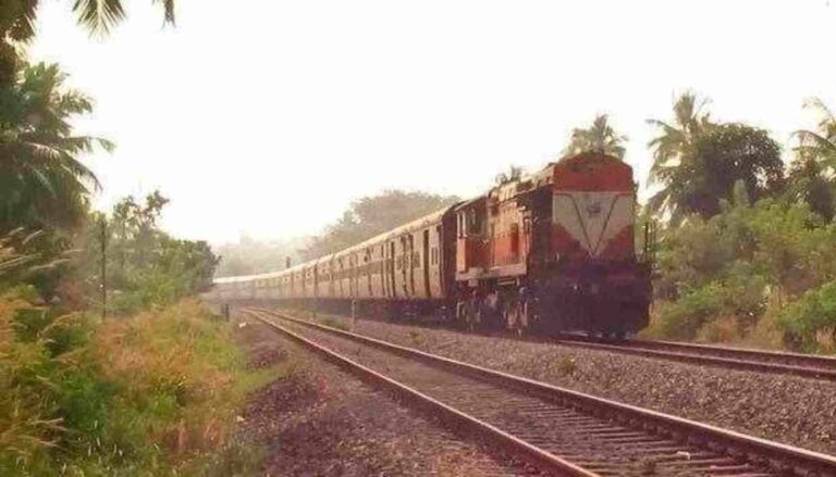 മലബാര്‍ എക്‌സ്‌പ്രസില്‍ യാത്രക്കാരന്‍ തൂങ്ങിമരിച്ച നിലയില്‍