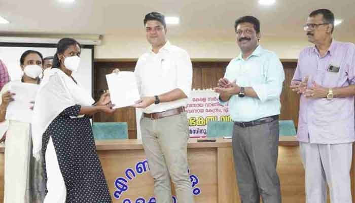 എറണാകുളം: ഭൂമി തരംമാറ്റം; 150 താത്ക്കാലിക എൽ.ഡി ക്ലാർക്കുമാരെ നിയമിച്ചു