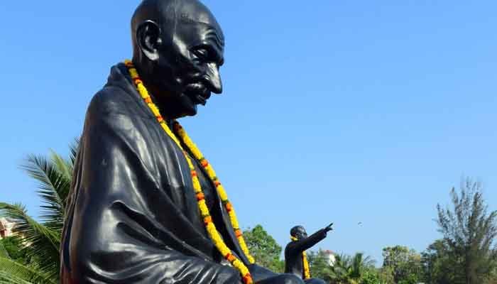 പുഷ്പാർച്ചന നടത്തി