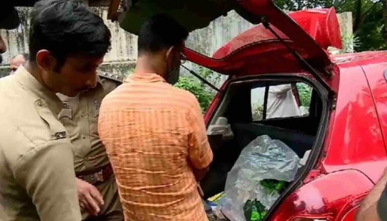ശ്രീനിവാസൻ കൊലക്കേസിൽ പ്രതികൾക്ക് അകമ്പടിപോയ കാറിൽ നിന്ന് നിർണായക തെളിവുകൾ പൊലീസിന് ലഭിച്ചു. കാർ കസ്റ്റഡിയിലെടുത്തു