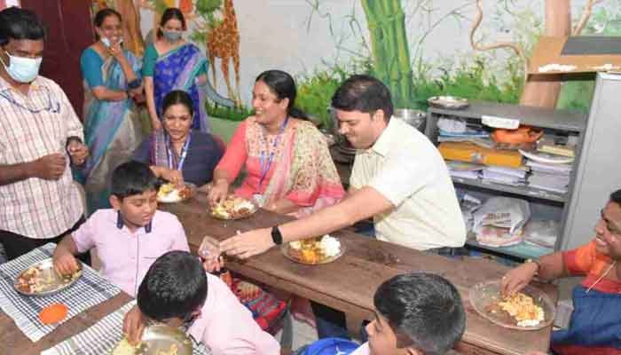 എറണാകുളം: കളക്ടറുടെ ഉച്ചയൂണ് സ്പെഷ്യൽ മുട്ടയും കിഴങ്ങുകറിയും പിന്നെ പയറു തോരനും