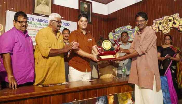 വായന പക്ഷാചരണം : എം.ആർ സുരേന്ദ്രനെ ആദരിച്ചു