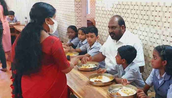 വിദ്യാർത്ഥികൾക്കൊപ്പം ഉച്ച ഭക്ഷണം പങ്കിട്ട് എം. എൽ. എ സ്കൂളുകളിലെ ഉച്ച ഭക്ഷണത്തിന്റെ ഗുണ നിലവാരം ഉറപ്പാക്കുന്നതിന്റെ ഭാഗമായി വിദ്യാർത്ഥികൾക്കൊപ്പം ഉച്ച ഭക്ഷണം കഴിച്ചു കെ ജെ. മാക്സി എം. എൽ. എ.